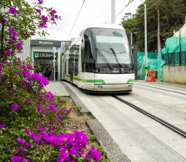 Medellin, Antioquia / Kolombiya - Aralık 03, 2019. Medellin tramvayı bir demiryolu taşımacılığıdır, şehir elektrikli yolcusudur ve Medelln şehrinde çalışır..