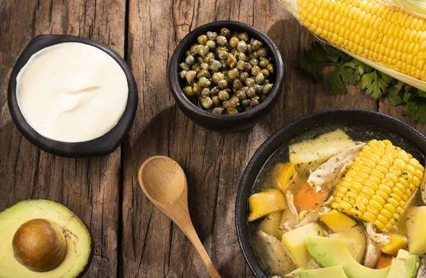 Geleneksel Kolombiya ajiaco siyah seramik tabak üzerinde hizmet