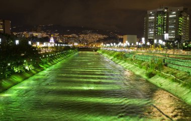 Medellin, Antioquia. Kolombiya - 10 Aralık 2019. Beş yıl sonra Noel Işıkları Medelln Nehri 'ne geri döndü.