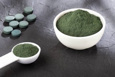 spirulina tozu ve spirulina hapları - sağlıklı superfood diyet ve detoks beslenme kavramı
