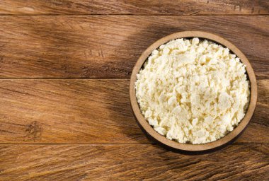 Kalsiyum, demir ve vitaminle zenginleştirilmiş şekerli süt tozu.