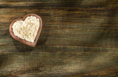 Kalsiyum, demir ve vitaminle zenginleştirilmiş şekerli süt tozu.