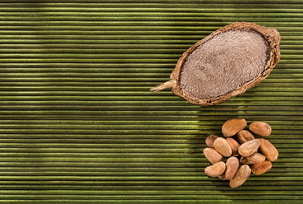 Theobroma cacao - szerves kakaóbab és -por — Stock Fotó