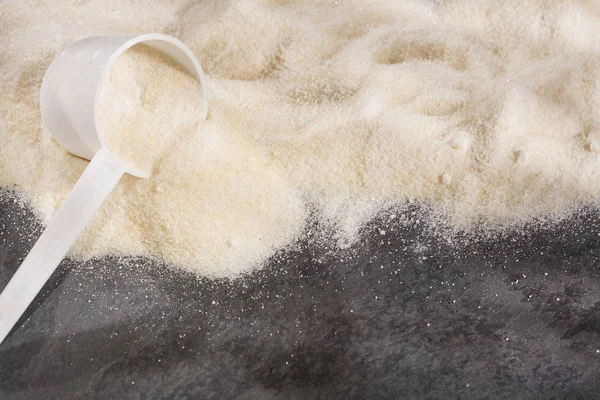 Πρωτεΐνη κολλαγόνου σε σκόνη σε λευκό κουτάλι — Φωτογραφία Αρχείου