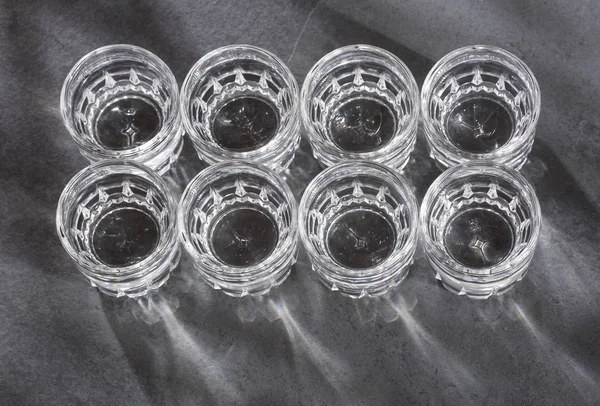 Trinken Sie im Alltag reines Wasser. Sie sollten 8 Gläser Wasser pro Tag trinken. — Stockfoto