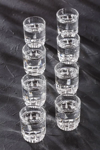 Trinken Sie im Alltag reines Wasser. Sie sollten 8 Gläser Wasser pro Tag trinken. — Stockfoto