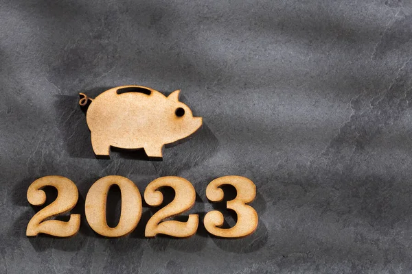 Begroting voor het jaar 2023 - Spaarconcept. Bovenaanzicht. — Stockfoto
