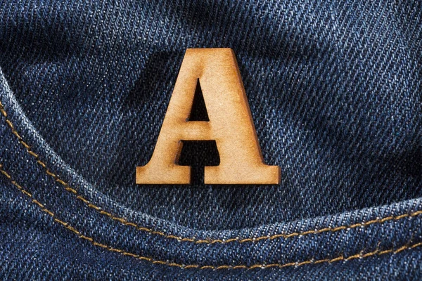 Lettera A dell'alfabeto - sfondo di struttura di jeans azzurri. Vista dall'alto — Foto Stock