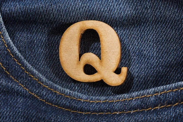 Písmeno Q abecedy - modré džíny textury pozadí. Horní pohled — Stock fotografie