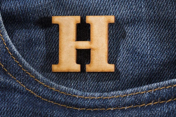 Buchstabe h des Alphabets - Blue Jeans Textur Hintergrund. Ansicht von oben — Stockfoto