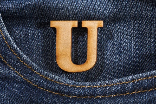 Lettera U dell'alfabeto - sfondo di struttura di jeans azzurri. Vista dall'alto — Foto Stock