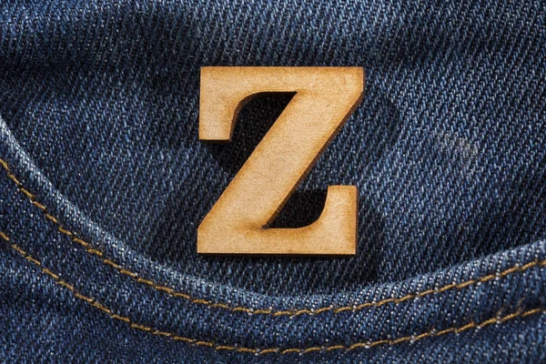 Bokstaven Z i alfabetet - blå jeans textur bakgrund. Ovanifrån — Stockfoto