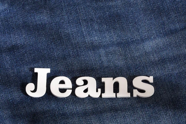 Parola jeans fatti di lettere di legno su tessuto pantalone blu — Foto Stock