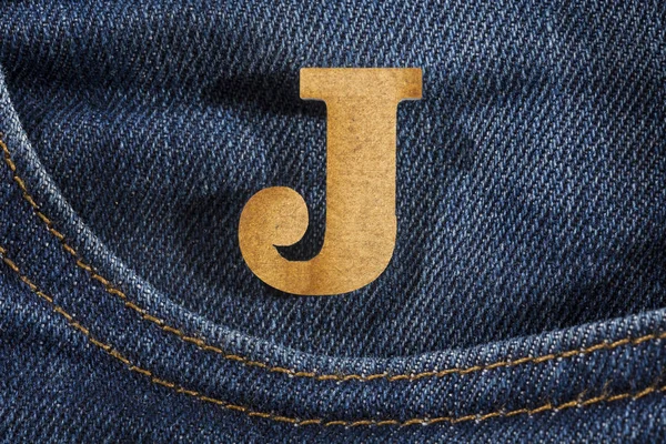 Lettera J dell'alfabeto - sfondo texture jeans blu. Vista dall'alto — Foto Stock