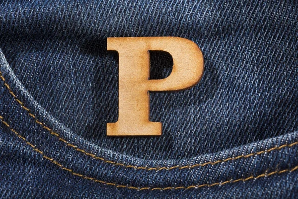 Buchstabe p des Alphabets - Blue Jeans Textur Hintergrund. Ansicht von oben — Stockfoto
