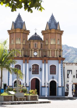 El Peñol, Antioquia / Kolombiya - Şubat 02, 2020. Yaşlı Peñol 'un kopyası birçok ziyaretçi için turistik bir buluşma noktası haline geldi..