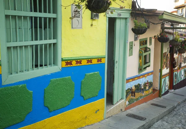 Guatape, Antioquia / Colombia - Febrero 02, 2020. Municipio turístico de los Andes al noroeste de Colombia y al este de Medellín. Es famosa por sus casas decoradas con bajorrelieves de colores. . — Foto de Stock