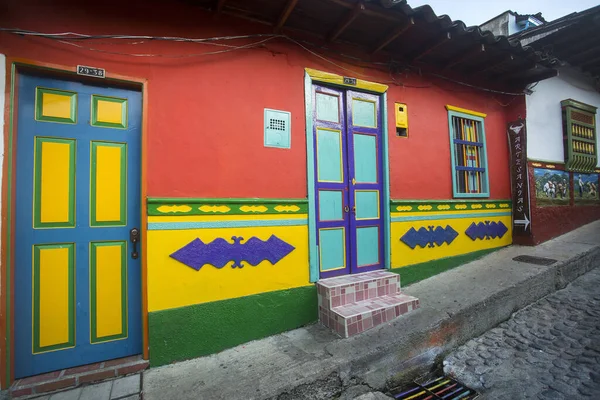 Guatape, Antioquia / Colombia - 02 Februari 2020. Ini adalah salah satu kota yang paling berwarna-warni di Kolombia, itu mencerminkan dalam bentuk papan tulis dan jalan-jalan penuh kehidupan . — Stok Foto