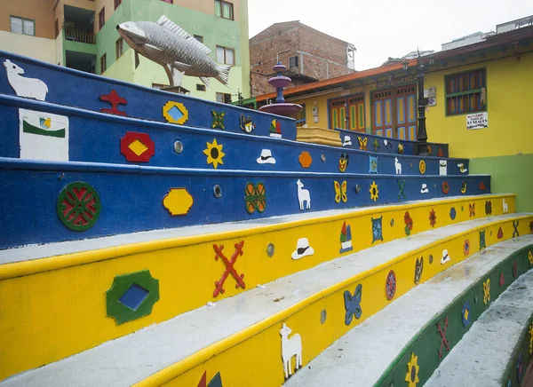 Guatape, Antioquia / Colombia - February 02, 2020. It is one of the most colorful towns in Colombia, it reflects it in the form of baseboards and streets full of life. — Stock Photo, Image