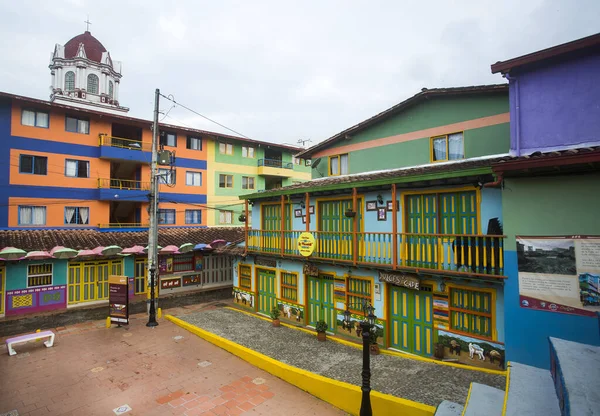Guatape, Antioquia / Colombia - 02 Februari 2020. Ini adalah salah satu kota yang paling berwarna-warni di Kolombia, itu mencerminkan dalam bentuk papan tulis dan jalan-jalan penuh kehidupan . — Stok Foto