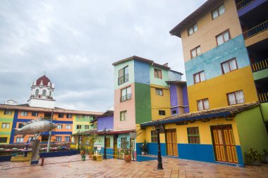 Guatape, Antioquia / Kolombiya - Şubat 02, 2020. Kolombiya 'nın en renkli şehirlerinden biridir, yaşam dolu süpürgelik ve caddeler şeklinde yansıtır..