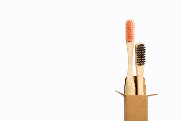 Cepillos de dientes de bambú natural. concepto de estilo de vida sostenible . — Foto de Stock