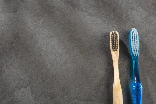 Spazzolino da denti in bambù naturale ecologico e spazzolino da denti in plastica — Foto Stock
