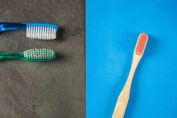 Cepillo de dientes de bambú natural ecológico y cepillo de dientes de plástico — Foto de Stock