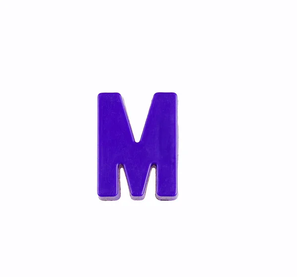 Буква М алфавита - кусочек из фиолетового пластика — стоковое фото