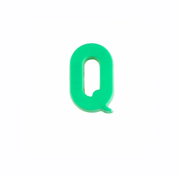 Letra Q del alfabeto - Pieza de plástico verde — Foto de Stock