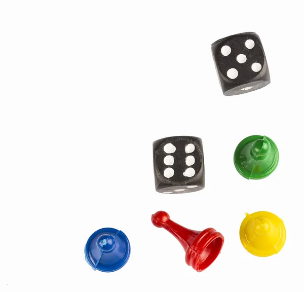 Piezas de juego con dados aislados sobre fondo blanco . — Foto de Stock