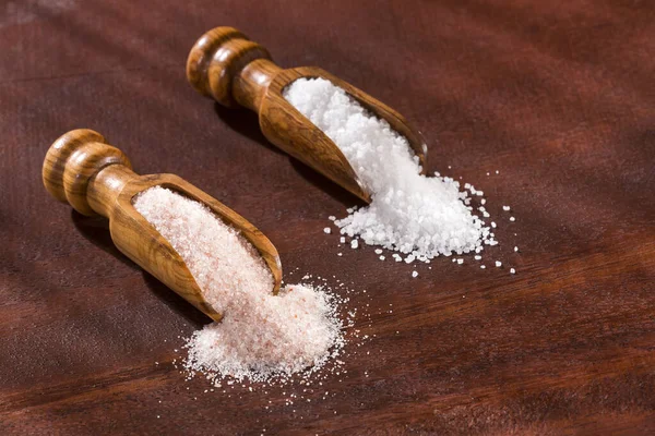 ヒマラヤピンク塩と海塩 — ストック写真