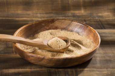 Tahta kaşıkta Maca tozu - Lepidium meyenii.