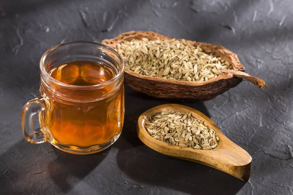 Cam bardak ve cam çayda bitkisel rezene çayı.