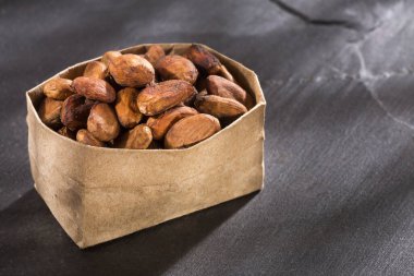 Kağıt torbadaki organik kakao çekirdeği - Theobroma kakao