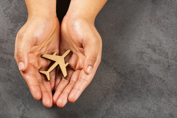 Mani Che Tengono Figura Piano Legno — Foto Stock