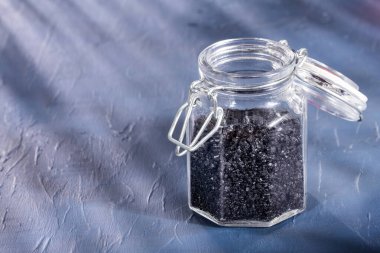 Cam kavanozda Hawaii siyah tuzu