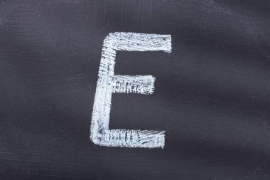 Tebeşirle yazılmış alfabenin E harfi