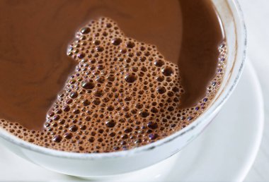 Bir fincan sıcak çikolata, geleneksel Kolombiya içkisi.