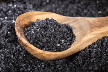 Hawaii siyah tuzu ahşap kaşıkta