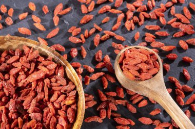 Tahta kaşıkta goji üzümleri - Lycium Barbarum