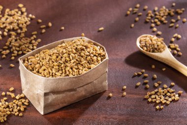 Kese kağıdında FenuGreek tohumları - Trigonella foenum-graecum