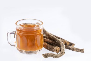 Valeriana officinalis, yatıştırıcı ve yatıştırıcı efektlerle gerekli yağları içeren Valerian bitkisi.