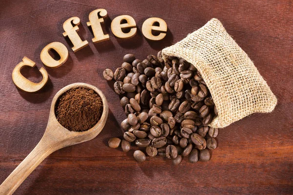 Jordade Och Rostade Kaffebönor Kaffefras Träbokstäver — Stockfoto