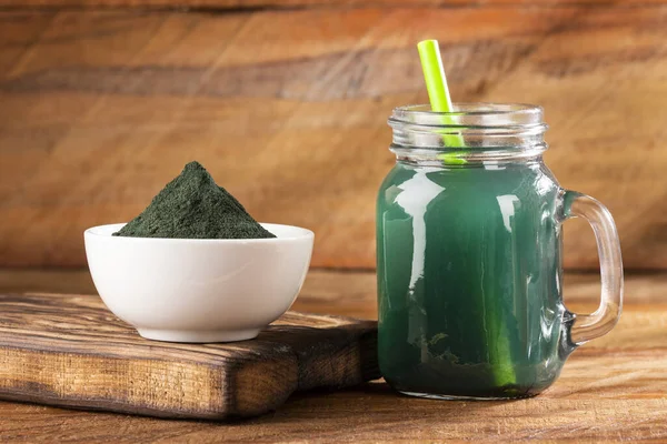 İştahla savaşmak için besleyici spirulina sallaması.