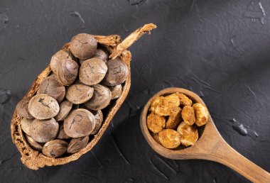 Kızarmış Sacha inchi tohumları - Plukenetia volubilis.
