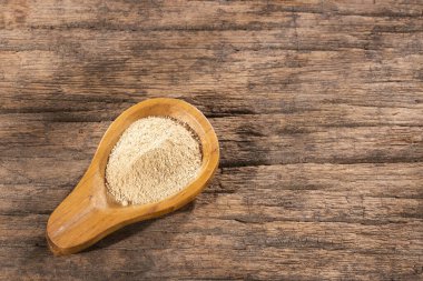 Tahta kaşıkta organik doğal nohut - Cicer arietinum