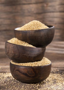 Çiğ arranth tohumları - Amaranthus. Ahşap arkaplan