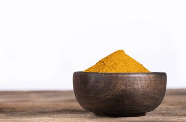 Organik zerdeçal tozu, Curcuma longa. Beyaz arkaplan
