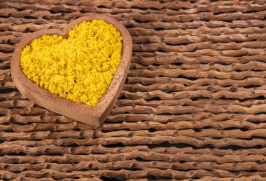 Kalp şeklinde kase içinde organik baharat körisi.